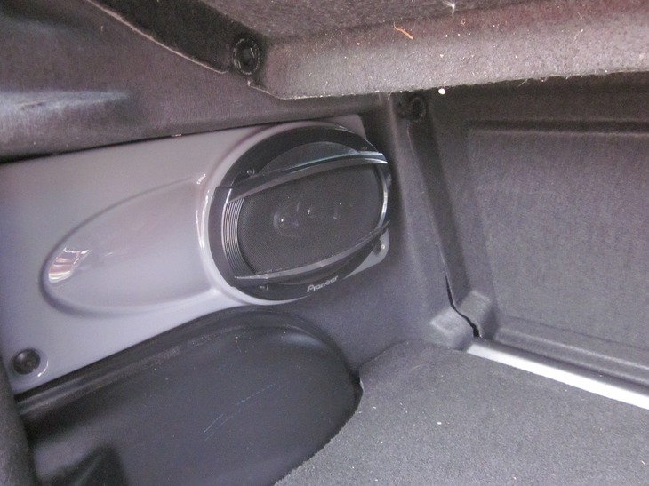 Bas speakers in de koffer