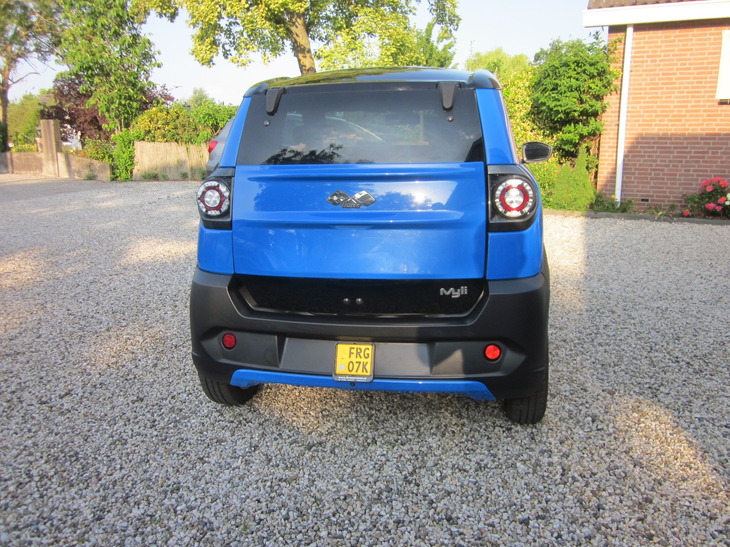 Blauwe Ligier minicar