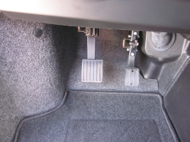 de pedalen uitgeklapt