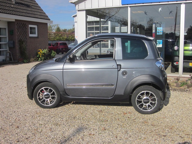 Donker grijze Microcar met zwarte Highalnd accenten