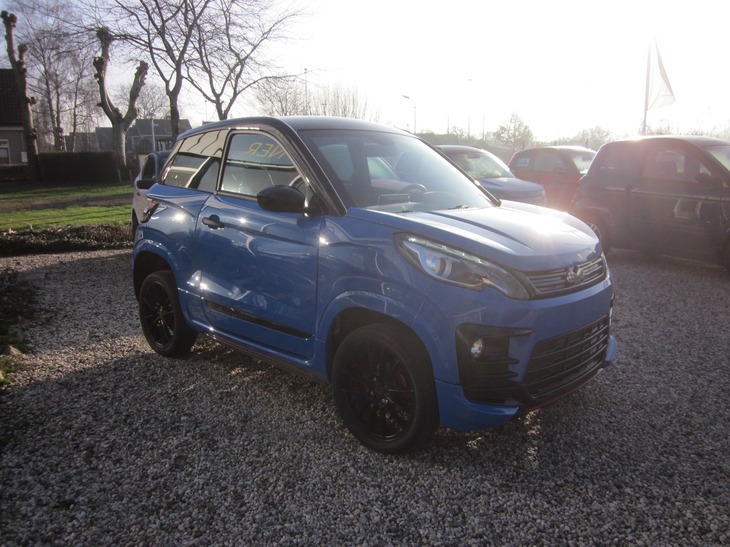 Jonge gebruikte brommobiel