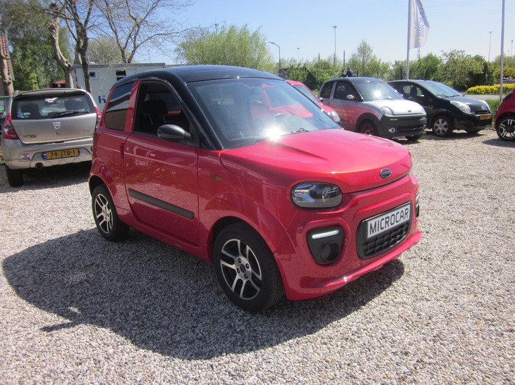 Luxe rode brommobiel