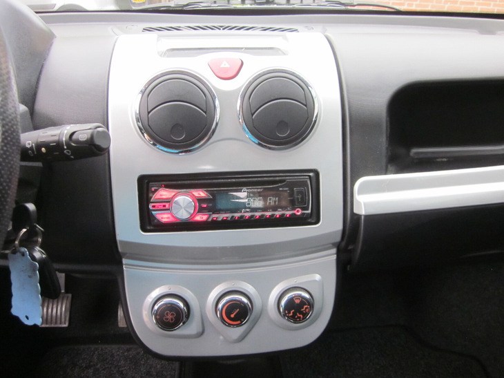 Middensconsole met radio