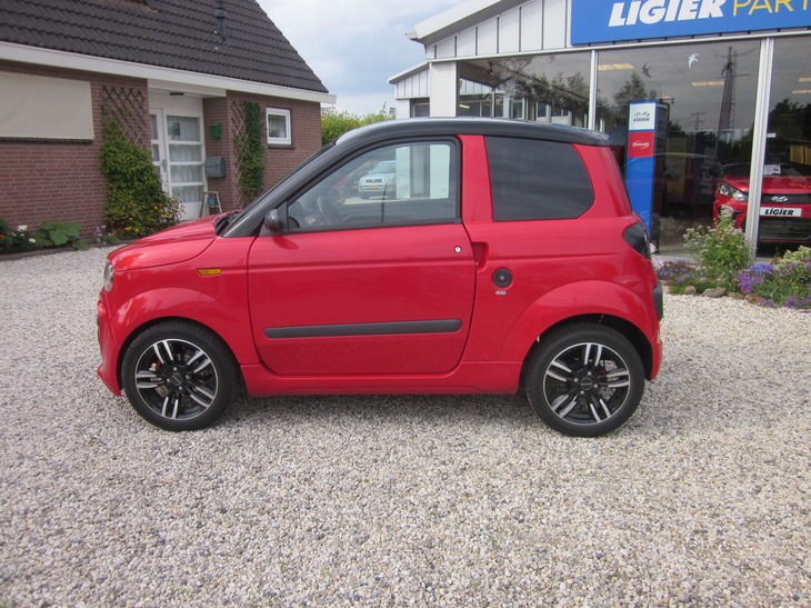 Rode 45-km auto met zwart dak en lichtmetalen velgen