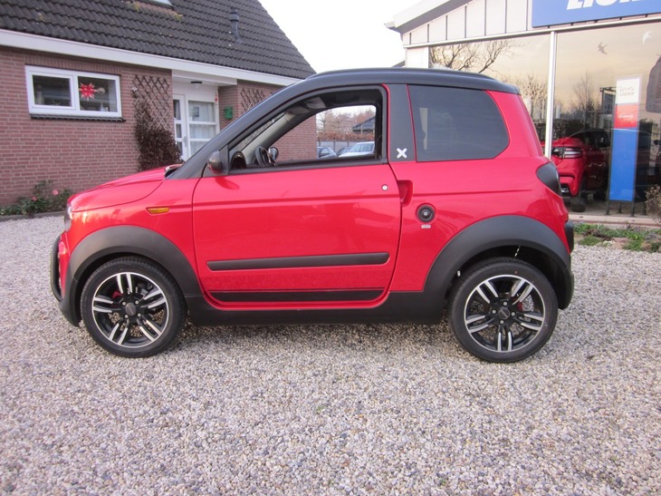 Rode Microcar met zwart dak