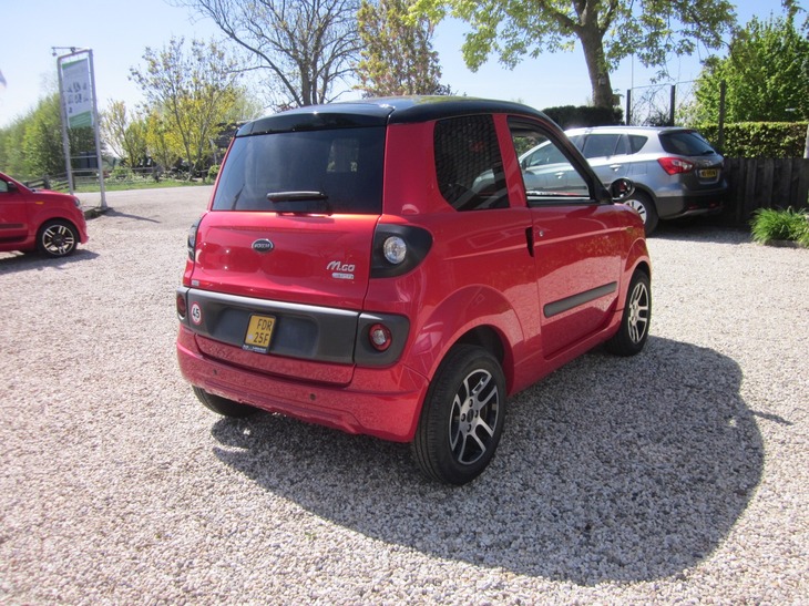 rode minicar met zwart dak