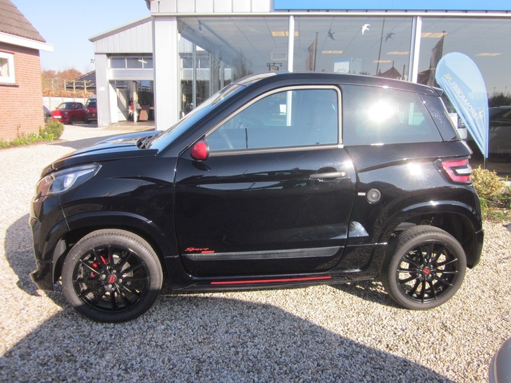 Zwart met rode accenten