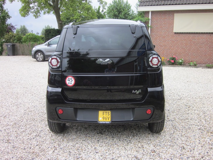 Zwarte elektrische microcar
